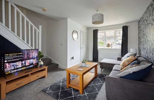 Halifax Casa | Halifax+Piece Hall 4 min| Parking | Pets OK|Garden