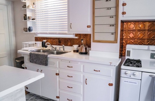 Wilkinsburg Casa | Hamnett Gallery House