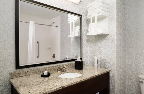 Kingmont Hotel | Hampton Inn Fairmont