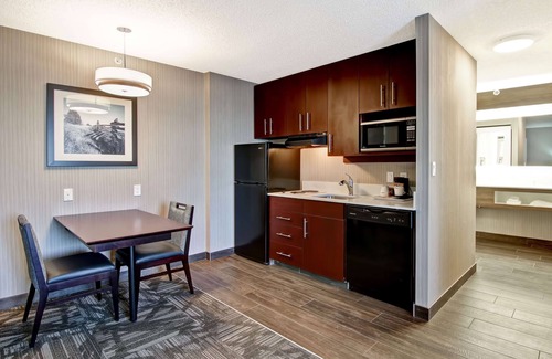 Calgary Hotel | Hampton Inn & Suites by Hilton Calgary-Airport