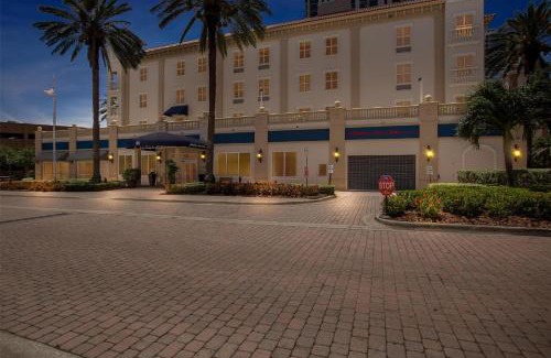 St. Petersburg Hotel | Hampton Inn & Suites St. Petersburg/Downtown