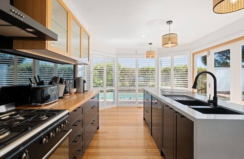 Blairgowrie Casa | HAMPTON'S STYLE BEACHSIDE HOLIDAY ESCAPE & GAS HEATED POOL, HUGHES, SORRENTO