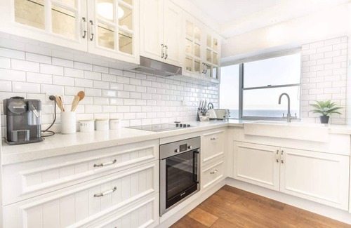 Surfers Paradise Apartamento | Renovated Beachside View 2BR Apartment *Parking/Pool*