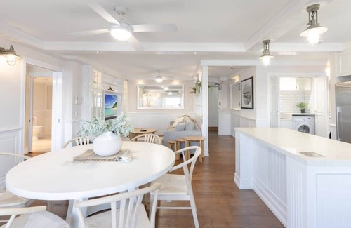 Surfers Paradise Apartamento | Renovated Beachside View 2BR Apartment *Parking/Pool*