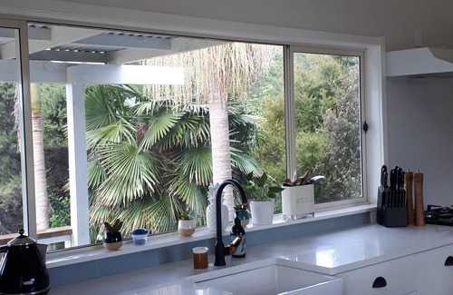 Whangarei Heads Cabaña | Hamptons Coastal Cottage 2mins from beaches, huge deck