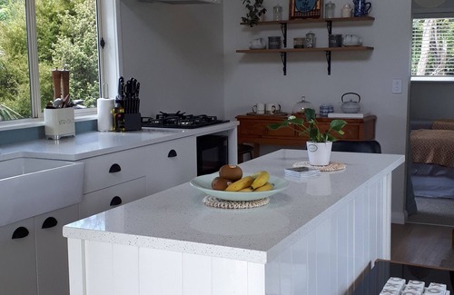 Whangarei Heads Cabaña | Hamptons Coastal Cottage 2mins from beaches, huge deck