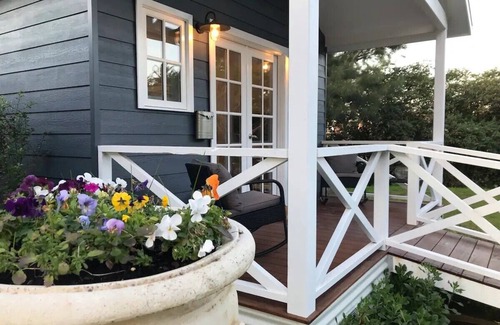 Rye Cabaña | Hamptons In Rye Blue Cottage 3Mins from Hot Springs