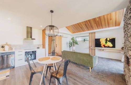 Prebbleton Casa | Hamptons Retreat - 1BR with Hot Tub and Fireplace