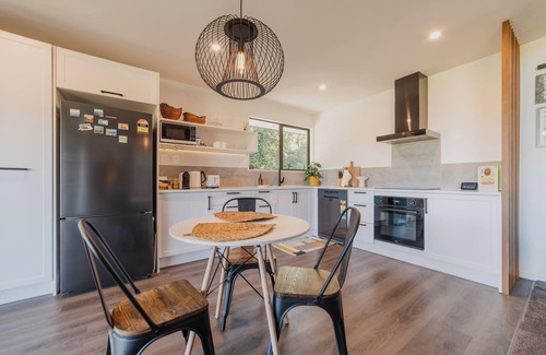 Prebbleton Casa | Hamptons Retreat - 1BR with Hot Tub and Fireplace