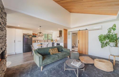 Prebbleton Casa | Hamptons Retreat - 1BR with Hot Tub and Fireplace