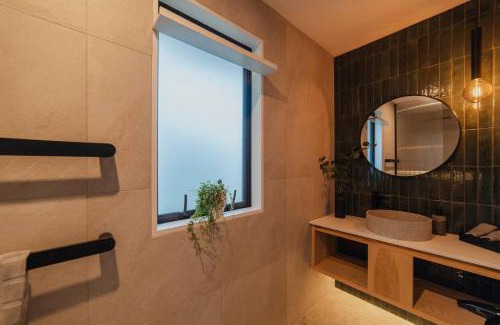Prebbleton Casa | Hamptons Retreat - 1BR with Hot Tub and Fireplace