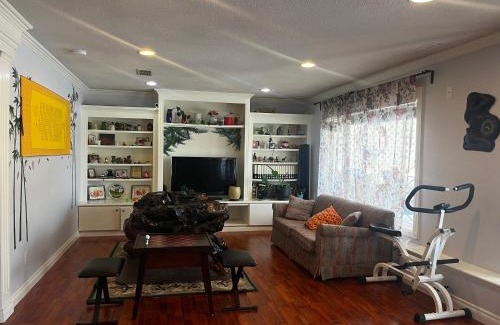 Northwest Calgary Casa | Hamptons Rose garden family!