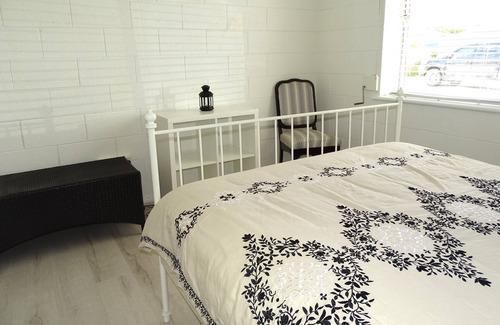 Port Vincent Casa | "Hamptons" self-contained holiday unit. Walk to beach and shops