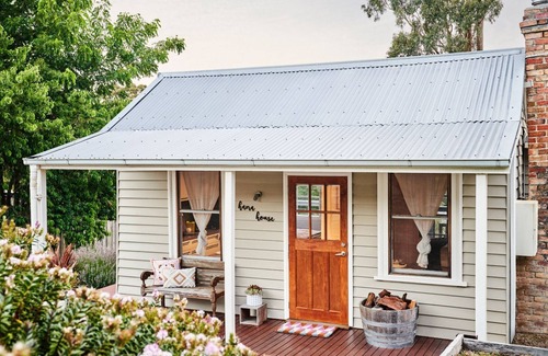 Hepburn Springs Casa | Hana House - Quaint country cottage with great views
