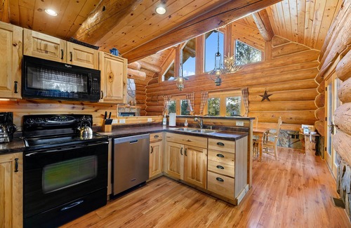 Custer Cabina | Casi Nueva Mano-Tallada Inicio Entrar en 11 acres Aislado