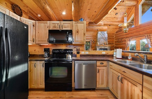 Custer Cabina | Casi Nueva Mano-Tallada Inicio Entrar en 11 acres Aislado