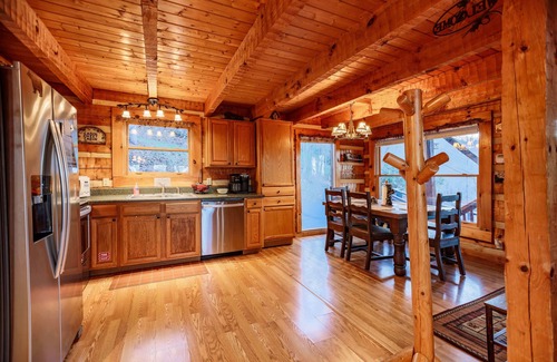 Chalet Village Cabina | Cabaña de madera de lujo con vistas a Smokies, capacidad para 6 personas