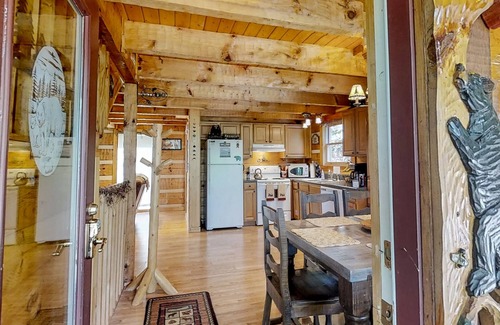 Chalet Village Cabina | Cabaña de madera de lujo con vistas a Smokies, capacidad para 6 personas