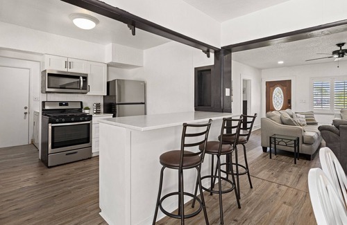 Hanford Casa | Hanford Sunny Oasis Downtown, with BBQ, Pool & Spa