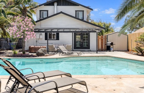 Hanford Casa | Hanford Sunny Oasis Downtown, with BBQ, Pool & Spa