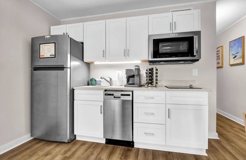 Wrightsville Beach Condominio | Hang Ten at Summer Sands Suites 108 – Newly Remodeled & Pet-Friendly!