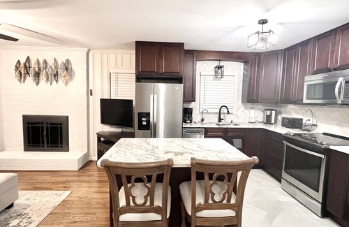 Stokes Cabaña | Hanging Rock in the Backyard! Renovated Cottage 1 minute to park entrance