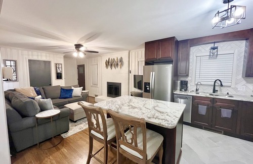 Stokes Cabaña | Hanging Rock in the Backyard! Renovated Cottage 1 minute to park entrance
