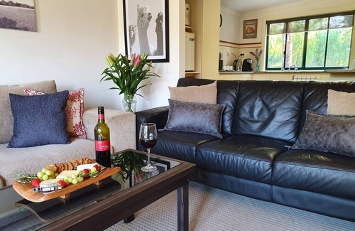 Woodend Casa | Hanging Rock, Bodegas, Woodend, Country Getaway, Bed and Breakfast.