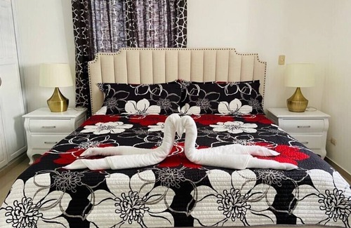 Gregorio Luperon Apartamento | Hannah es un lindo apartamento en un tercer nivel.
