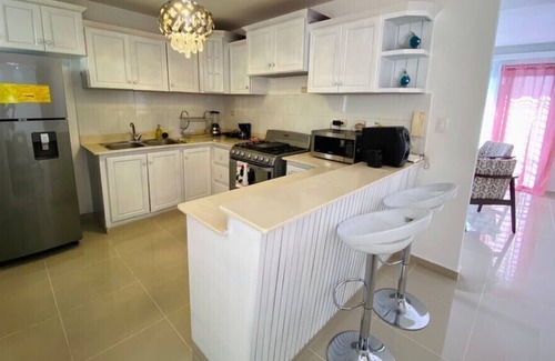Gregorio Luperon Apartamento | Hannah es un lindo apartamento en un tercer nivel.
