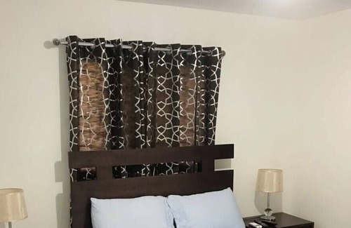 Gregorio Luperon Apartamento | Hannah es un lindo apartamento en un tercer nivel.