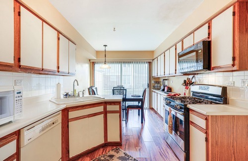 Bloomingdale Casa | Hanover Park Townhome w/ Grill: 36 Mi to Chicago!
