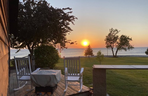 Sturgeon Bay Cabina | Hansen Shores on Sunset Point - 300 Ft Shoreline - Full Kitchen/sleeps 9