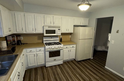 Brooklyn Center Casa | Happiness Hideaway: 6BR Tranquil Gem, 15min from Downtown Minneapolis