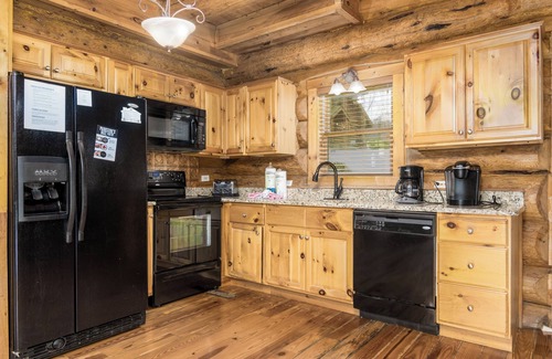 Black Bear Falls Cabina | Happy Bear: Perfect Cabin to Keep the Whole Family Happy, Only Minutes from Downtown Gatlinburg!