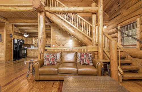 Black Bear Falls Cabina | Happy Bear: Perfect Cabin to Keep the Whole Family Happy, Only Minutes from Downtown Gatlinburg!