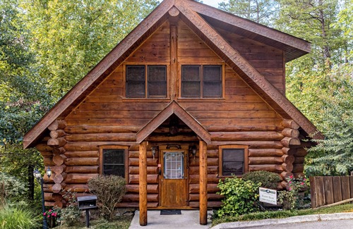 Black Bear Falls Cabina | Happy Bear: Perfect Cabin to Keep the Whole Family Happy, Only Minutes from Downtown Gatlinburg!