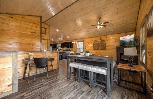 Sevierville Cabina | Happy Bear: Wooded Views, Fire-Pit, Game Room & Hot-Tub, Close to Attractions