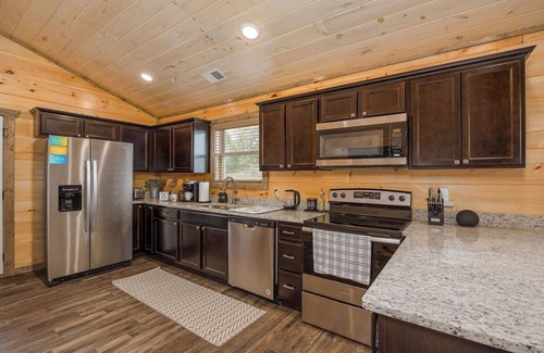 Sevierville Cabina | Happy Bear: Wooded Views, Fire-Pit, Game Room & Hot-Tub, Close to Attractions
