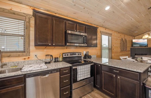Sevierville Cabina | Happy Bear: Wooded Views, Fire-Pit, Game Room & Hot-Tub, Close to Attractions