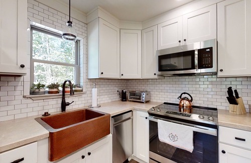 Gatlinburg - Pigeon Forge Cabaña | Happy Camper (1-Bedroom Cottage) by RedAwning