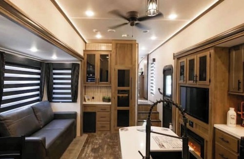 Spring Dale Casa | Happy Campers Family Glamping Dawson/Rainelle