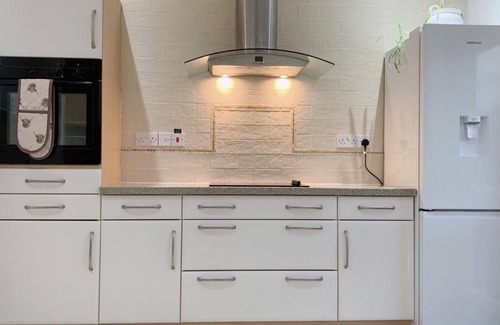 Coventry Casa | Happy Day in Coventry Next to the University of Warwick