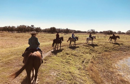 River Ranch Casa | Happy Glamplng-Stocked RV sleeps 6 w/ golf cart