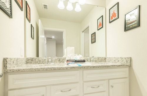Loughman Complejo | Happy Hideaway Villa with private pool, resort access 20 minutes to Disney