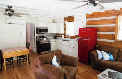Hermitage Cabina | Cabina de registro limpia, moderna y soleada: entorno rural conveniente para todo