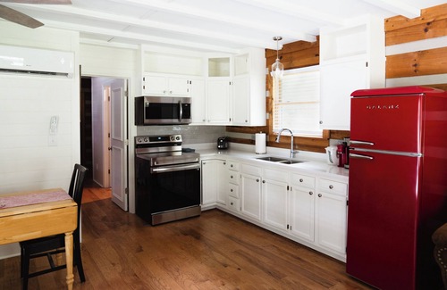 Hermitage Cabina | Cabina de registro limpia, moderna y soleada: entorno rural conveniente para todo