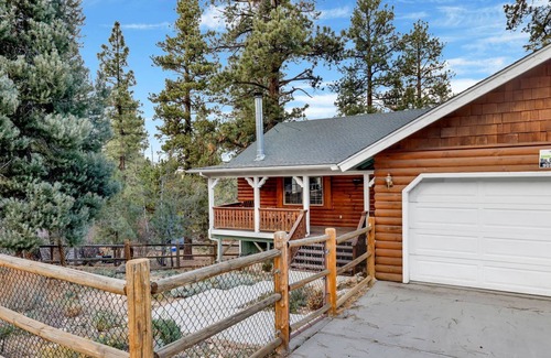 Big Bear Chalet De Esquí | Happy Hour Inn- Adorable Single Story Relaxing Retreat