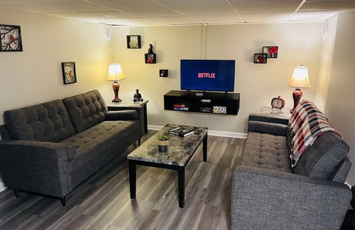 Independence Apartamento | 💛Solo a 1 milla de los estadios🏈⚾️ 10 millas del centro Wifi, lavandería, Netflix, cable