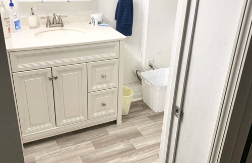 Independence Apartamento | 💛Solo a 1 milla de los estadios🏈⚾️ 10 millas del centro Wifi, lavandería, Netflix, cable